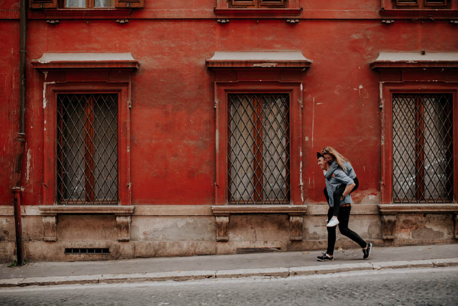 these-two-cuddled-all-the-way-through-their-rome-engagement-session-18