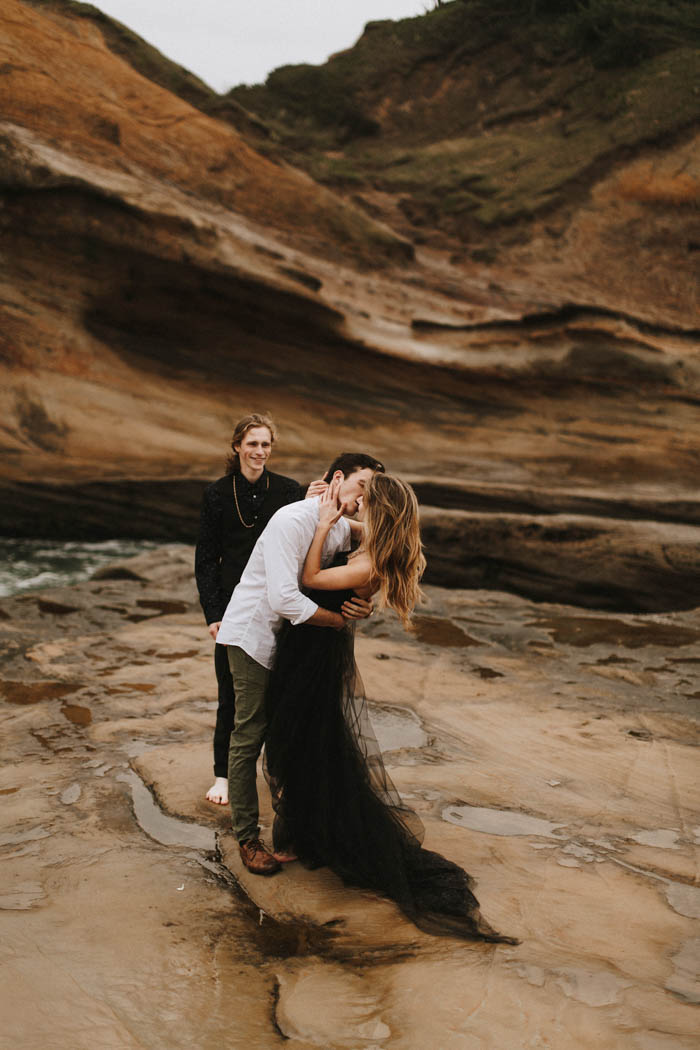 darkly-romantic-cape-kiwanda-elopement-inspiration-d-albrecht-photography-31