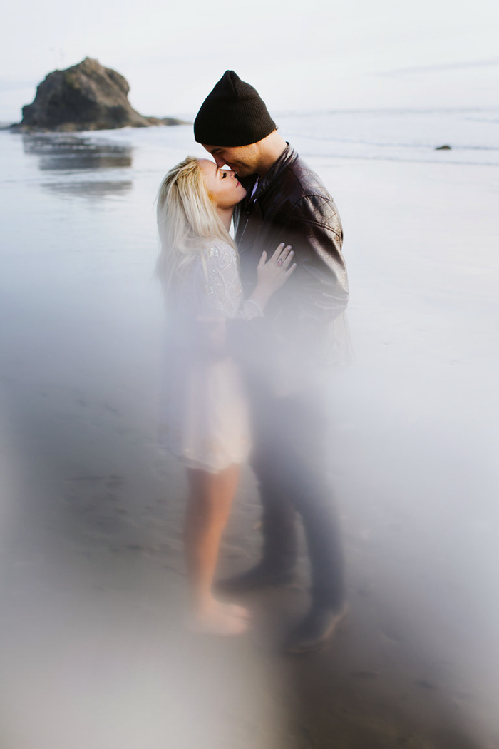 stylish-engagement-photos-on-second-beach-24