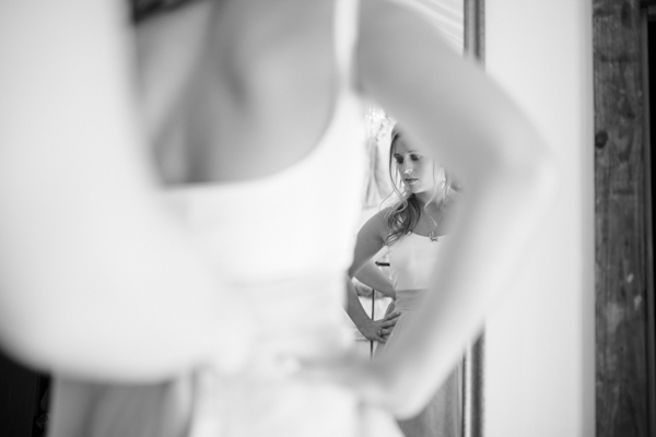 bride getting ready, photo by Chowen Photography | via junebugweddings.com bride getting ready, photo by Chowen Photography | via junebugweddings.com
