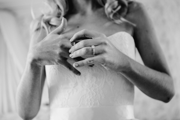 engagement ring, photo by Sansom Photography | via junebugweddings.com engagement ring, photo by Sansom Photography | via junebugweddings.com