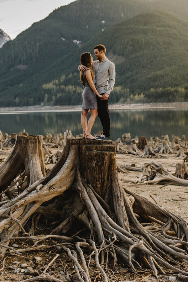 the-views-are-unreal-in-this-breathtaking-bridal-veil-falls-engagement-shoot-21