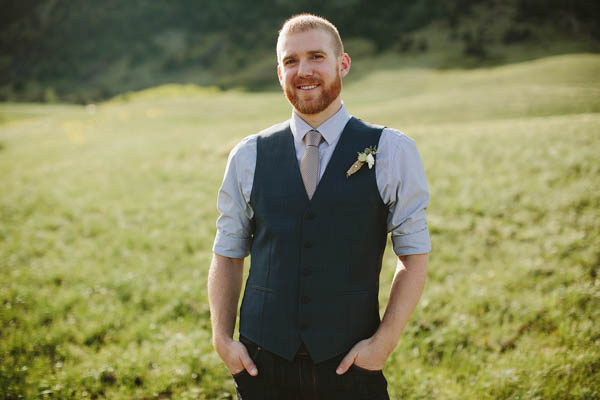 simple and natural groom's portrait simple and natural groom's portrait