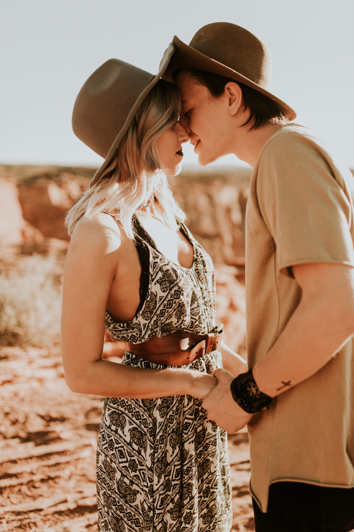jaw-dropping-destination-engagement-session-at-horseshoe-bend-8