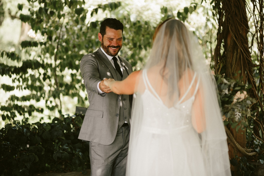 this-farm-wedding-in-kansas-city-has-the-perfect-touch-of-sparkle-9