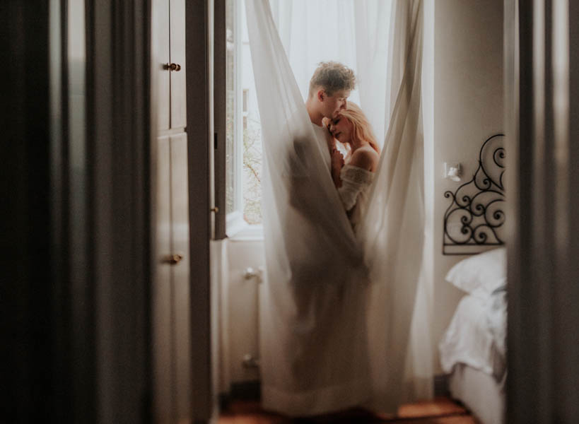 these-two-cuddled-all-the-way-through-their-rome-engagement-session-26