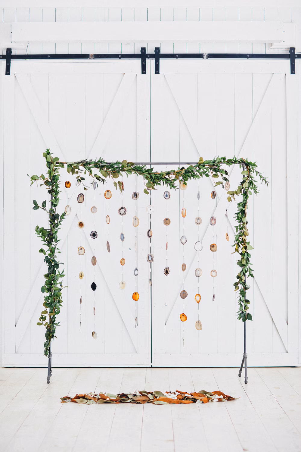 Agate-Slice-Ceremony-Backdrop-White-Sparrow-Blooming-House-Creative-2