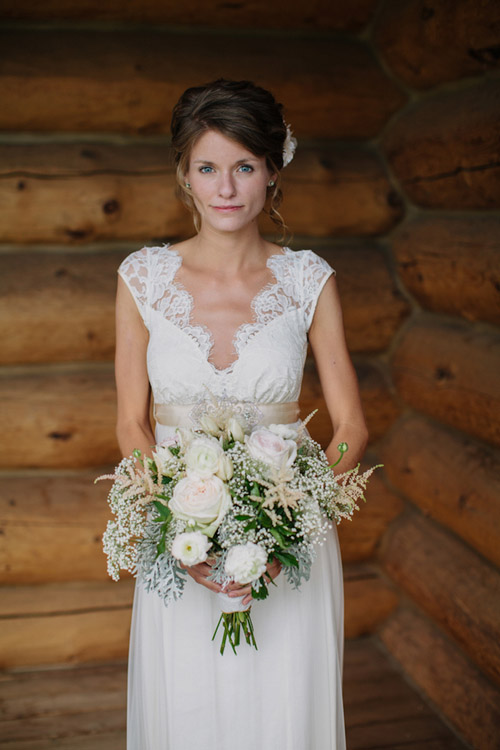 Vintage backyard farm wedding in South Dakota - photos by Bryan and Mae | via junebugweddings.com Vintage backyard farm wedding in South Dakota - photos by Bryan and Mae | via junebugweddings.com