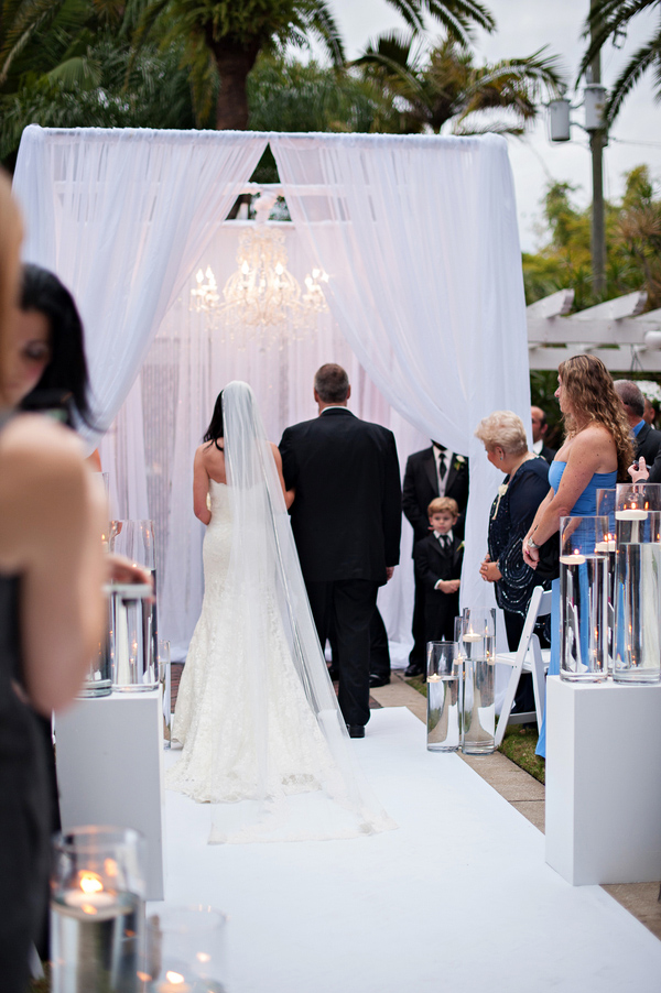 glamorous bridal party style, photo by Kristen Weaver Photography | via junebugweddings.com glamorous bridal party style, photo by Kristen Weaver Photography | via junebugweddings.com