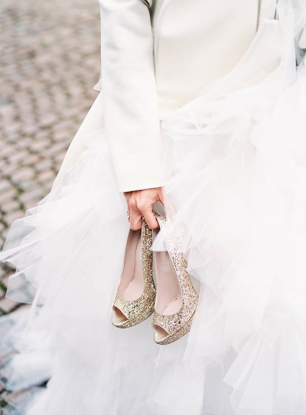 stunning-london-couple-portraits-and-engagement-ceremony-19