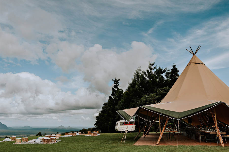 lush-bohemian-australian-wedding-at-maleny-retreat-8