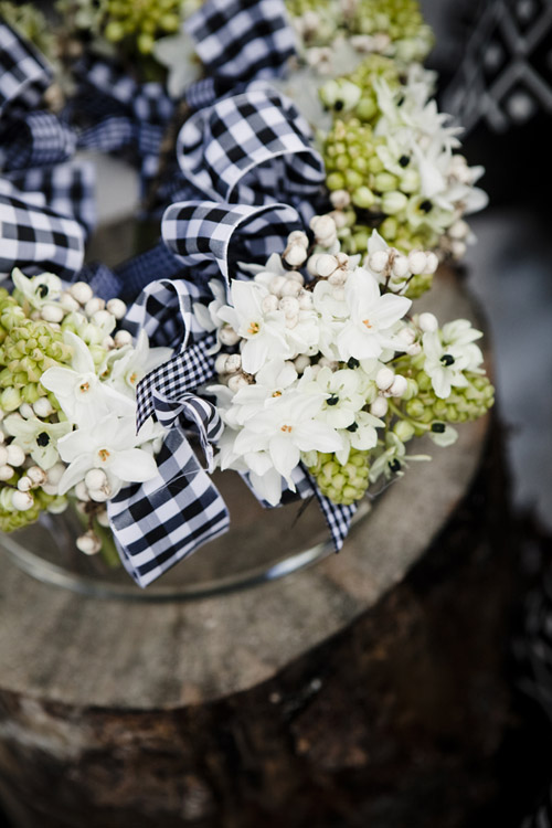 stylish winter woodland wedding flowers in Lake Tahoe, photos by Viera Photographics stylish winter woodland wedding flowers in Lake Tahoe, photos by Viera Photographics