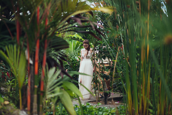tropical elopement in Costa Rica, photo by Costa Vida Photography | via junebugweddings.com tropical elopement in Costa Rica, photo by Costa Vida Photography | via junebugweddings.com