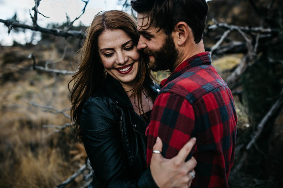 Cozy-Cliffside-Couple-Portraits-at-Smith-Rock-Erin-Wheat-10