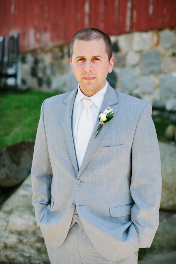 sunny rustic barn wedding in Michigan with photos by Dan Stewart | via junebugweddings.com sunny rustic barn wedding in Michigan with photos by Dan Stewart | via junebugweddings.com