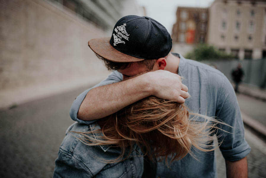 these-two-cuddled-all-the-way-through-their-rome-engagement-session-11