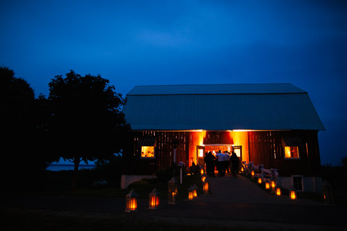 vintage metallic vineyard wedding in Michigan, photo by Dan Stewart Photography | via junebugweddings.com vintage metallic vineyard wedding in Michigan, photo by Dan Stewart Photography | via junebugweddings.com