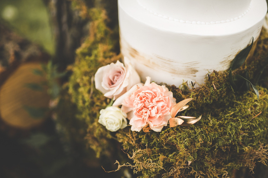 this-wedding-inspiration-proves-that-gold-blush-and-red-is-the-most-romantic-color-palette-9