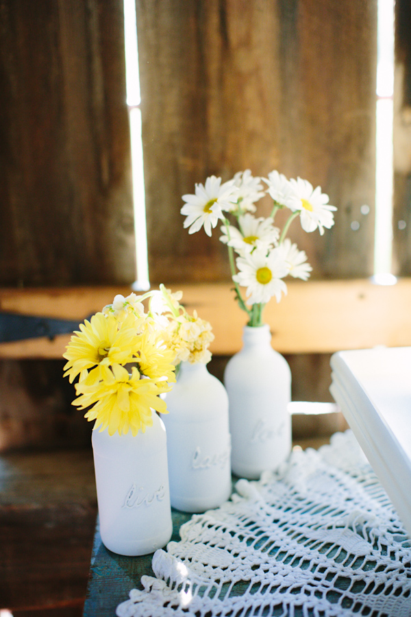 sunny rustic barn wedding in Michigan with photos by Dan Stewart | via junebugweddings.com sunny rustic barn wedding in Michigan with photos by Dan Stewart | via junebugweddings.com