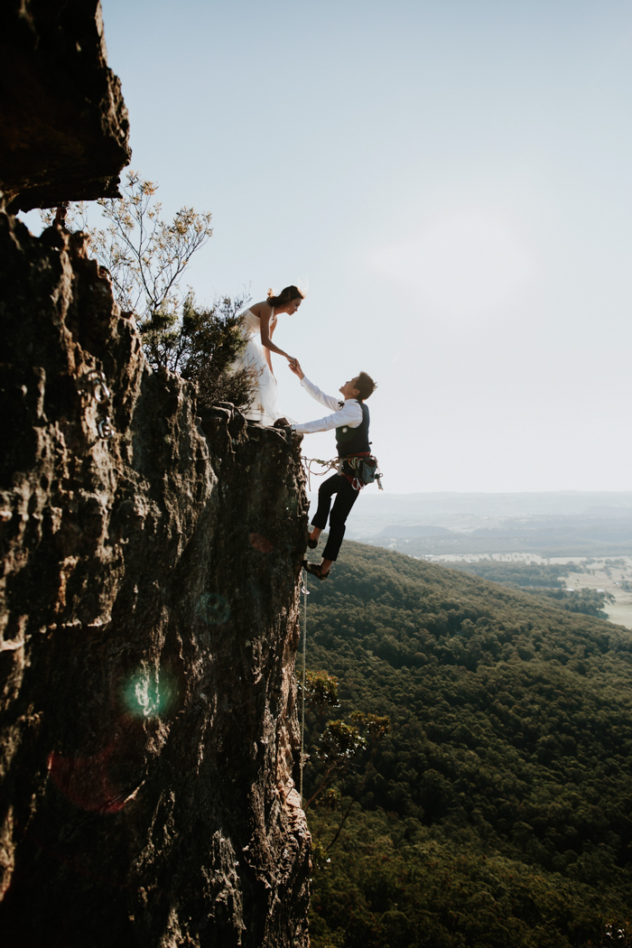 adventurous-engagement-photos-in-australias-blue-mountains-8