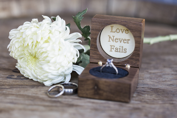 rustic wedding ring box, photo by Rachel Solomon | via junebugweddings.com rustic wedding ring box, photo by Rachel Solomon | via junebugweddings.com
