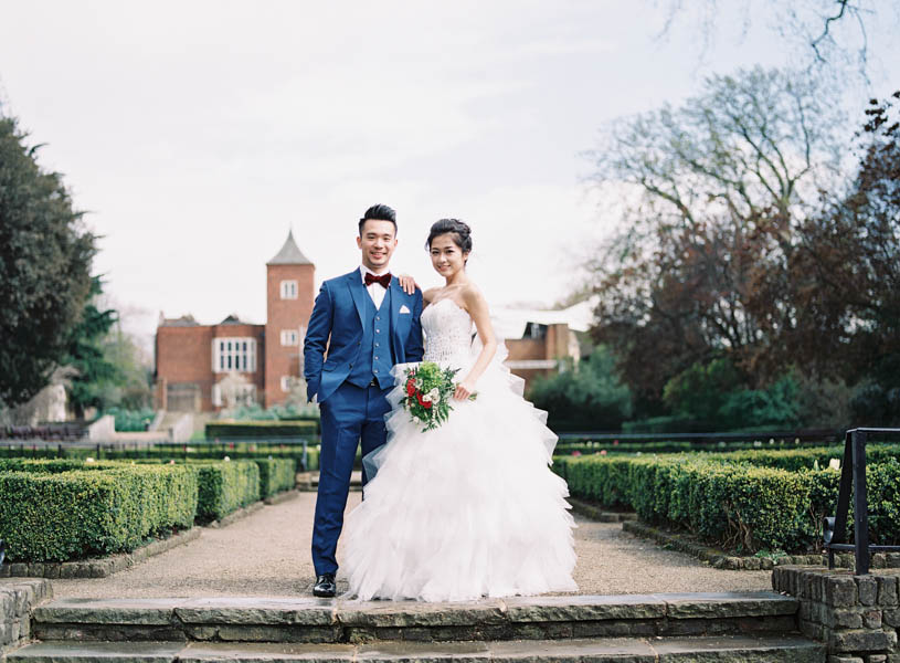 stunning-london-couple-portraits-and-engagement-ceremony-22