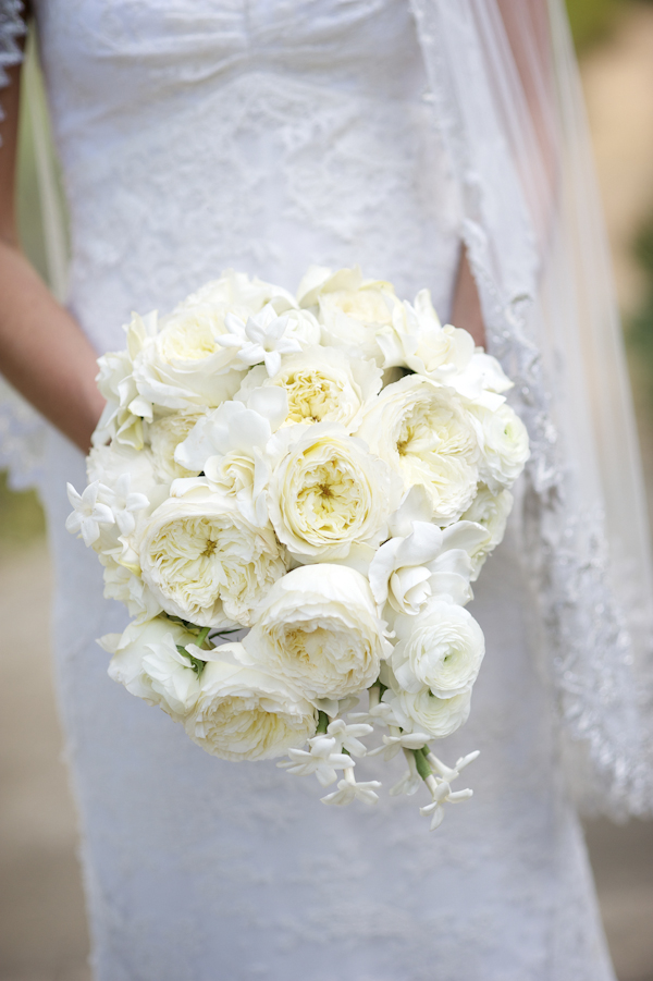 Black, white, and gold wedding at Austin Museum of Art in Austin, Texas, photos by Ashley Garmon Photography | via junebugweddings.com Black, white, and gold wedding at Austin Museum of Art in Austin, Texas, photos by Ashley Garmon Photography | via junebugweddings.com