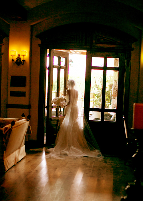 grey and coral wedding at Paradise Valley Country Club in Arizona with Photos by Jennifer Bowen Photography | via junebugweddings.com grey and coral wedding at Paradise Valley Country Club in Arizona with Photos by Jennifer Bowen Photography | via junebugweddings.com