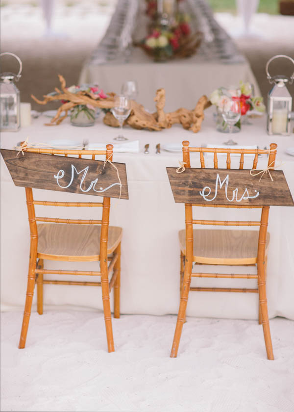 intimate beach wedding rustic chic table decor, photo by Chris Glenn | via junebugweddings.com intimate beach wedding rustic chic table decor, photo by Chris Glenn | via junebugweddings.com