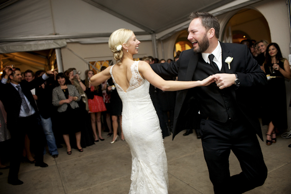 Black, white, and gold wedding at Austin Museum of Art in Austin, Texas, photos by Ashley Garmon Photography | via junebugweddings.com Black, white, and gold wedding at Austin Museum of Art in Austin, Texas, photos by Ashley Garmon Photography | via junebugweddings.com