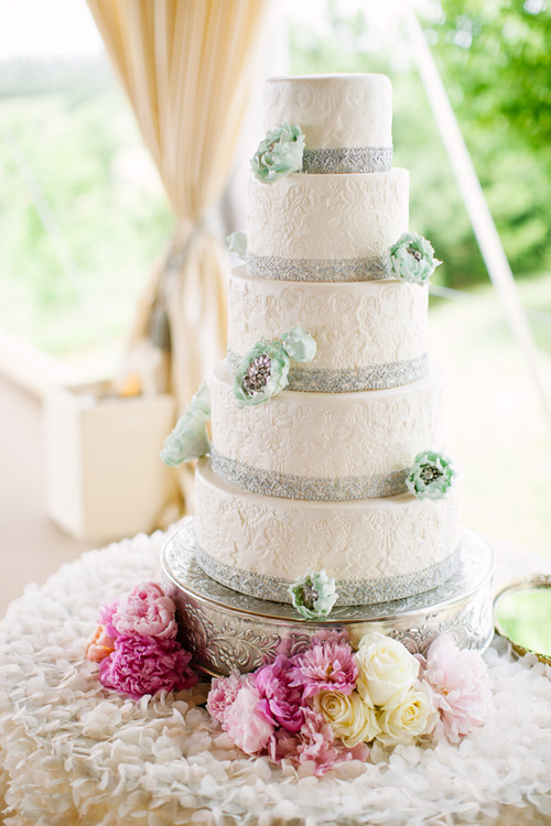 vintage metallic vineyard wedding in Michigan, photo by Dan Stewart Photography | via junebugweddings.com vintage metallic vineyard wedding in Michigan, photo by Dan Stewart Photography | via junebugweddings.com