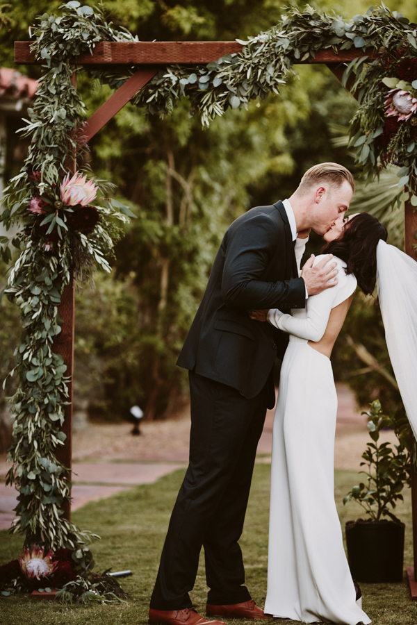 chic-palm-springs-destination-wedding-at-colony-palms-hotel-30