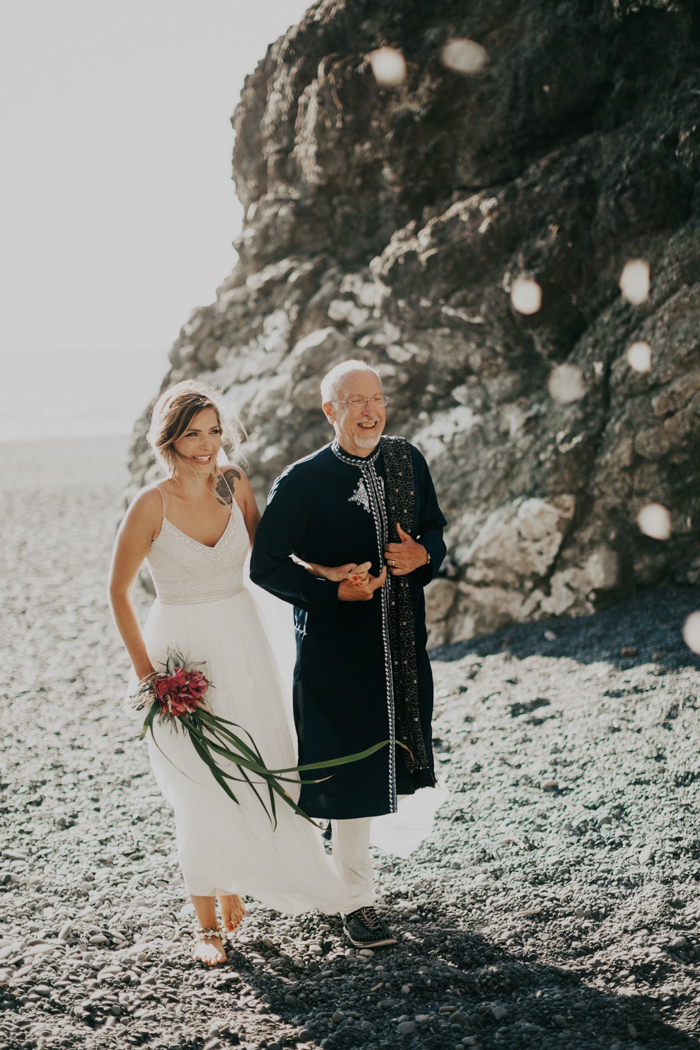 this-oceanside-wedding-at-shelter-cove-is-the-epitome-of-laid-back-chic-19
