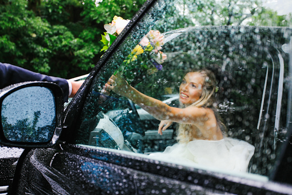 the bride's arrival, photo by Sansom Photography | via junebugweddings.com the bride's arrival, photo by Sansom Photography | via junebugweddings.com