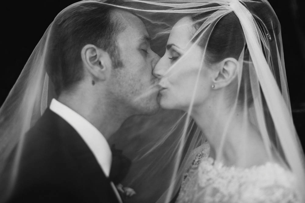 cute wedding veil kiss