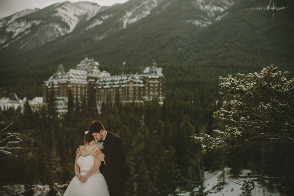white and gold winter wedding at Fairmont Banff Springs, photo by Gabe McClintock | via junebugweddings.com white and gold winter wedding at Fairmont Banff Springs, photo by Gabe McClintock | via junebugweddings.com