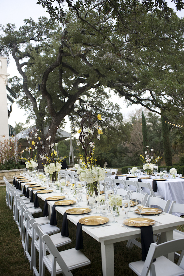 Black, white, and gold wedding at Austin Museum of Art in Austin, Texas, photos by Ashley Garmon Photography | via junebugweddings.com Black, white, and gold wedding at Austin Museum of Art in Austin, Texas, photos by Ashley Garmon Photography | via junebugweddings.com