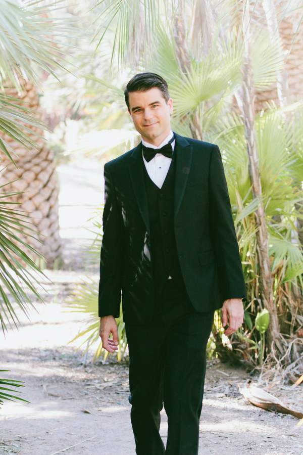 dramatic and sophisticated bridal style, photos by Wai Reyes Photography | via junebugweddings.com (15)