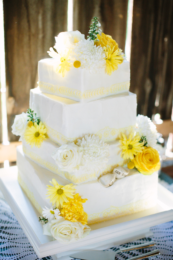 sunny rustic barn wedding in Michigan with photos by Dan Stewart | via junebugweddings.com sunny rustic barn wedding in Michigan with photos by Dan Stewart | via junebugweddings.com