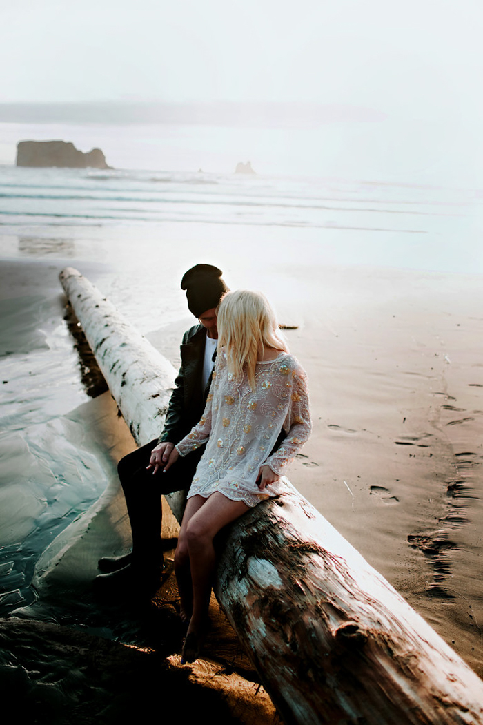 stylish-engagement-photos-on-second-beach-19
