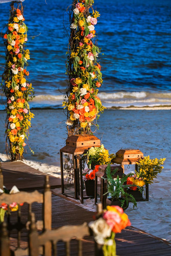 beachfront destination wedding decor, photo by Zasil Studio | via junebugweddings.com beachfront destination wedding decor, photo by Zasil Studio | via junebugweddings.com