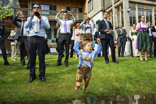 hilarious wedding photo by Samo Rovan Photography | via junebugweddings.com hilarious wedding photo by Samo Rovan Photography | via junebugweddings.com