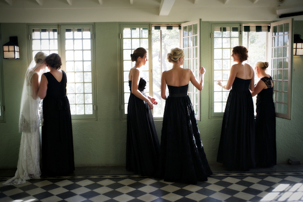 Black, white, and gold wedding at Austin Museum of Art in Austin, Texas, photos by Ashley Garmon Photography | via junebugweddings.com Black, white, and gold wedding at Austin Museum of Art in Austin, Texas, photos by Ashley Garmon Photography | via junebugweddings.com