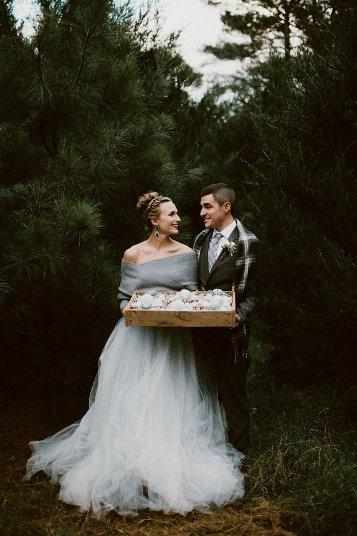 fashionably-cozy-winter-wedding-inspiration-19