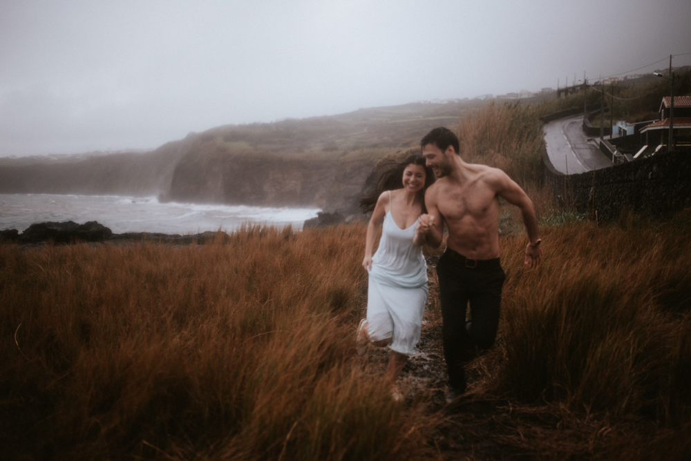 sensual-island-couple-portraits-in-portugal-12