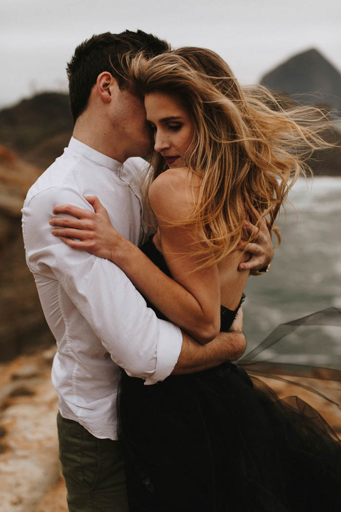 darkly-romantic-cape-kiwanda-elopement-inspiration-d-albrecht-photography-13