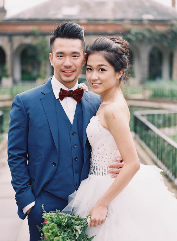 stunning-london-couple-portraits-and-engagement-ceremony-24
