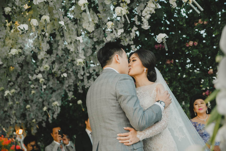 White-Dusty-Rose-Botanical-Inspired Bali-Wedding-Khayangan-Estate-23