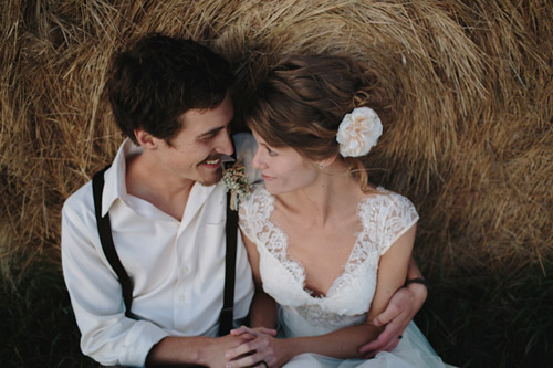 Vintage backyard farm wedding in South Dakota - photos by Bryan and Mae | via junebugweddings.com Vintage backyard farm wedding in South Dakota - photos by Bryan and Mae | via junebugweddings.com