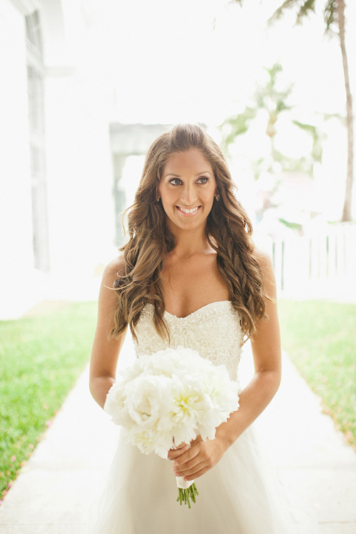 white on white wedding at the historic Flagler Museum in Palm Beach, Florida - photos by Bee Photographie white on white wedding at the historic Flagler Museum in Palm Beach, Florida - photos by Bee Photographie